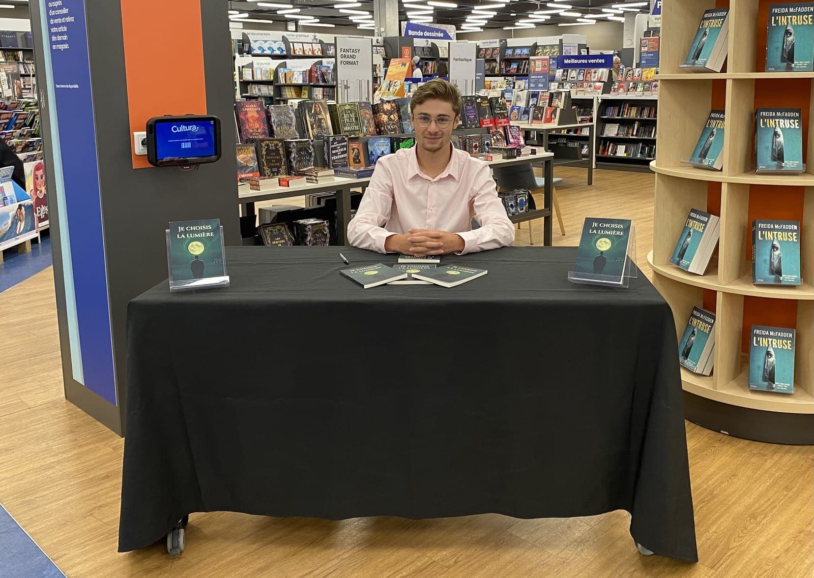 Enzo Lebreton présentant le livre Je choisis la lumière